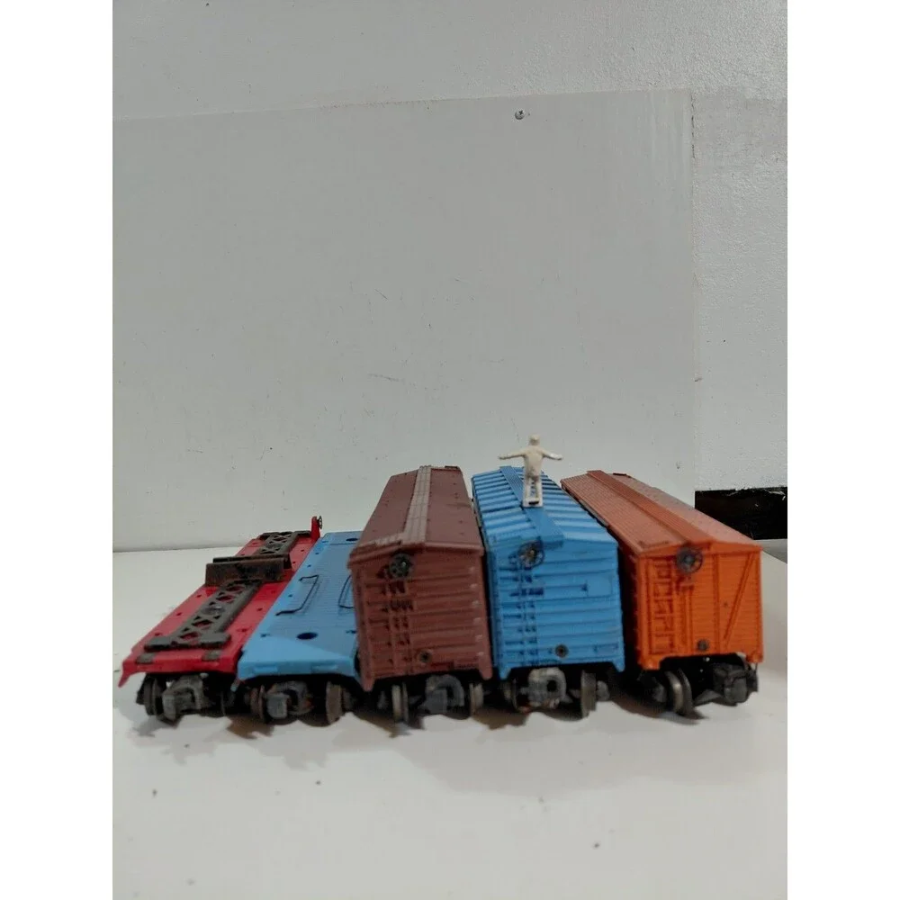 5 Lionel O Gauge Model Railroad Post War Freight Cars (Flat Brakeman Milk Cattle